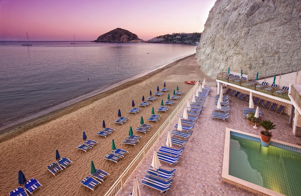 Hotel Vittorio Beach Resort Barano dʼIschia Rum bild